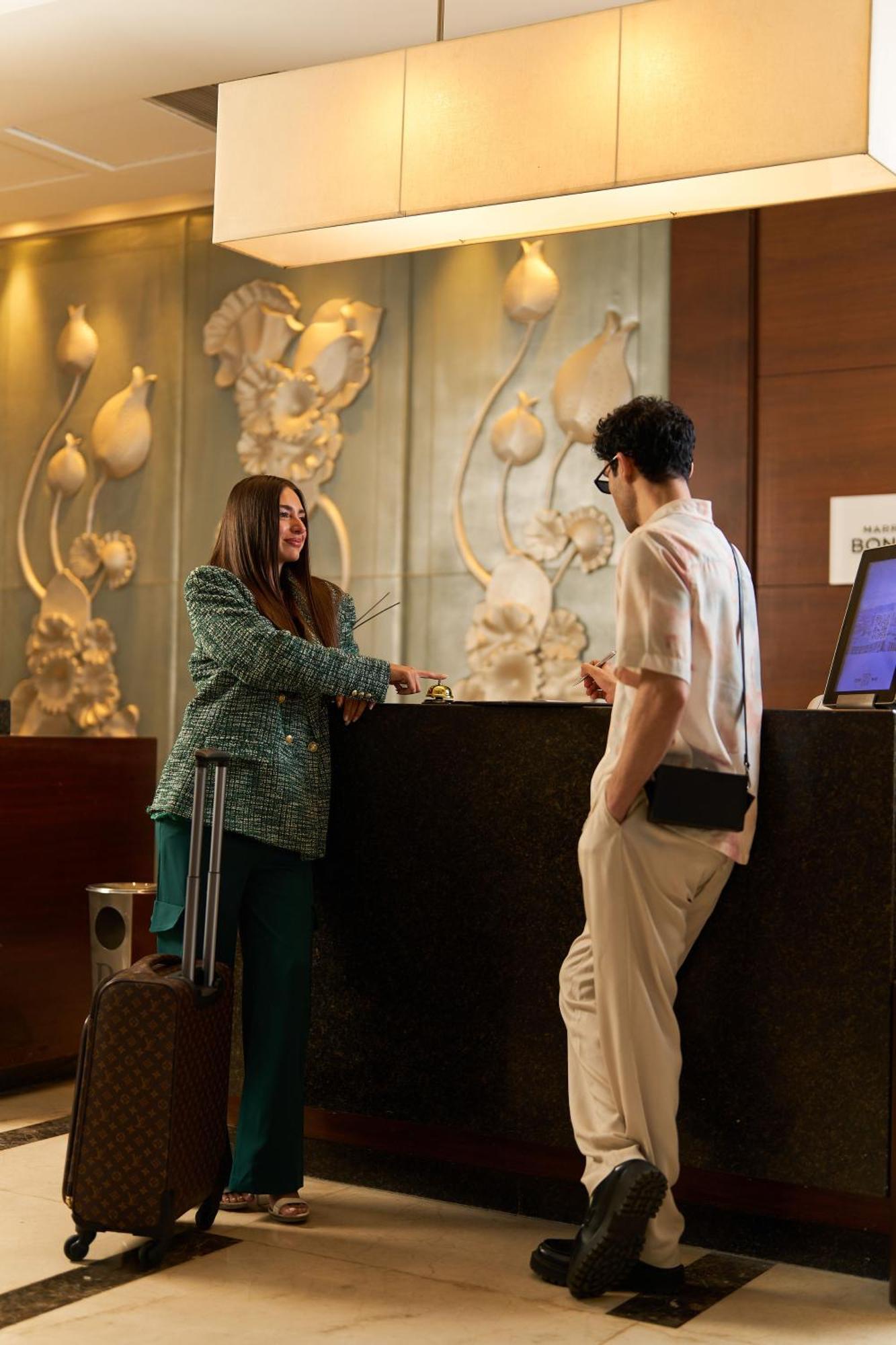 开罗幻影市万丽酒店 外观 照片 A hotel receptionist
