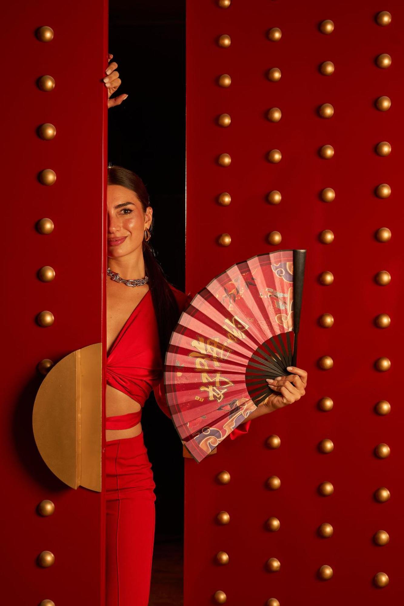 开罗幻影市万丽酒店 外观 照片 A woman holding a hand fan
