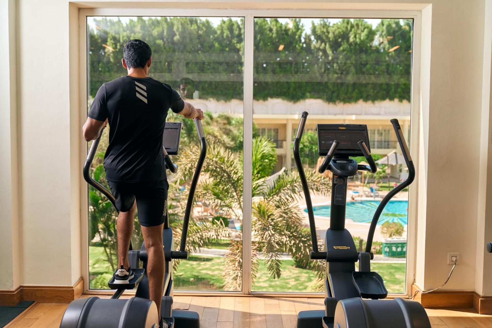 开罗幻影市万丽酒店 外观 照片 A man on an elliptical trainer