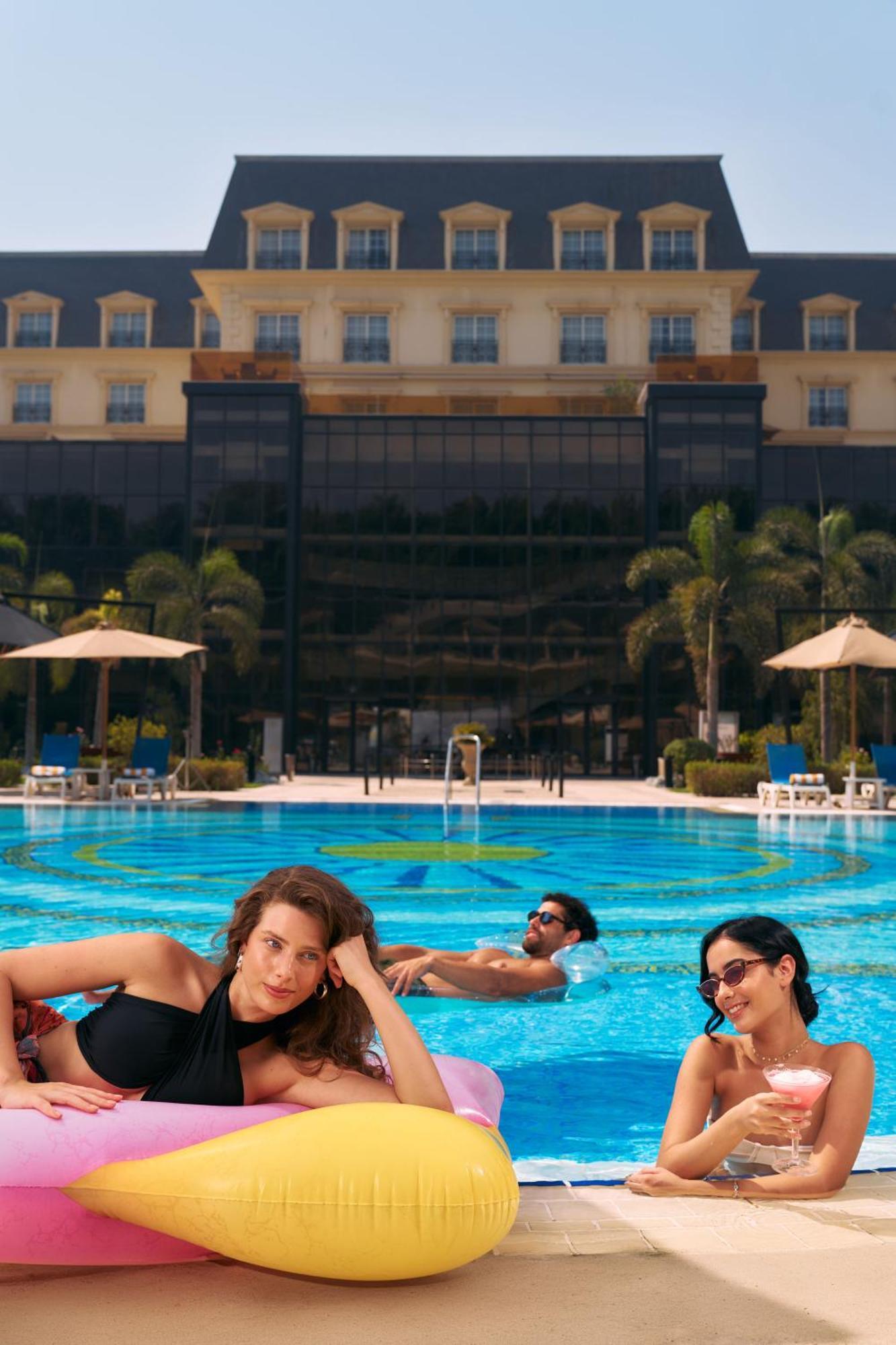 开罗幻影市万丽酒店 外观 照片 The pool at the hotel