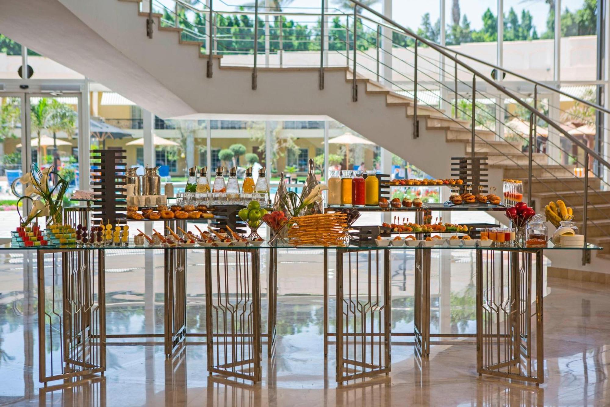 开罗幻影市万丽酒店 外观 照片 A buffet at a hotel
