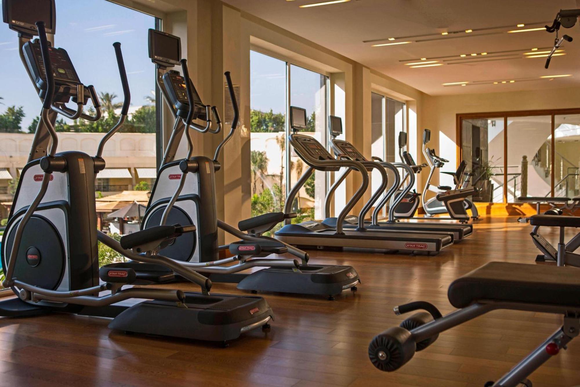 开罗幻影市万丽酒店 外观 照片 A gym at a hotel