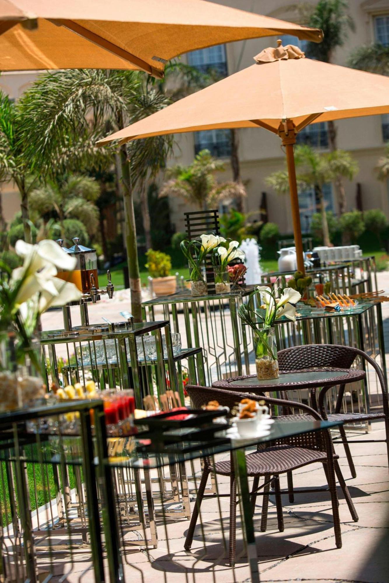 开罗幻影市万丽酒店 外观 照片 The hotel's outdoor café