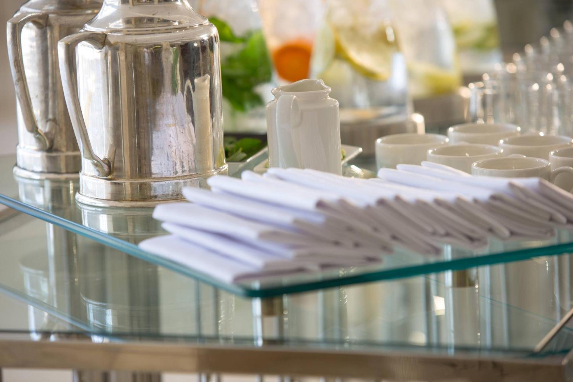 开罗幻影市万丽酒店 外观 照片 Napkins at a buffet