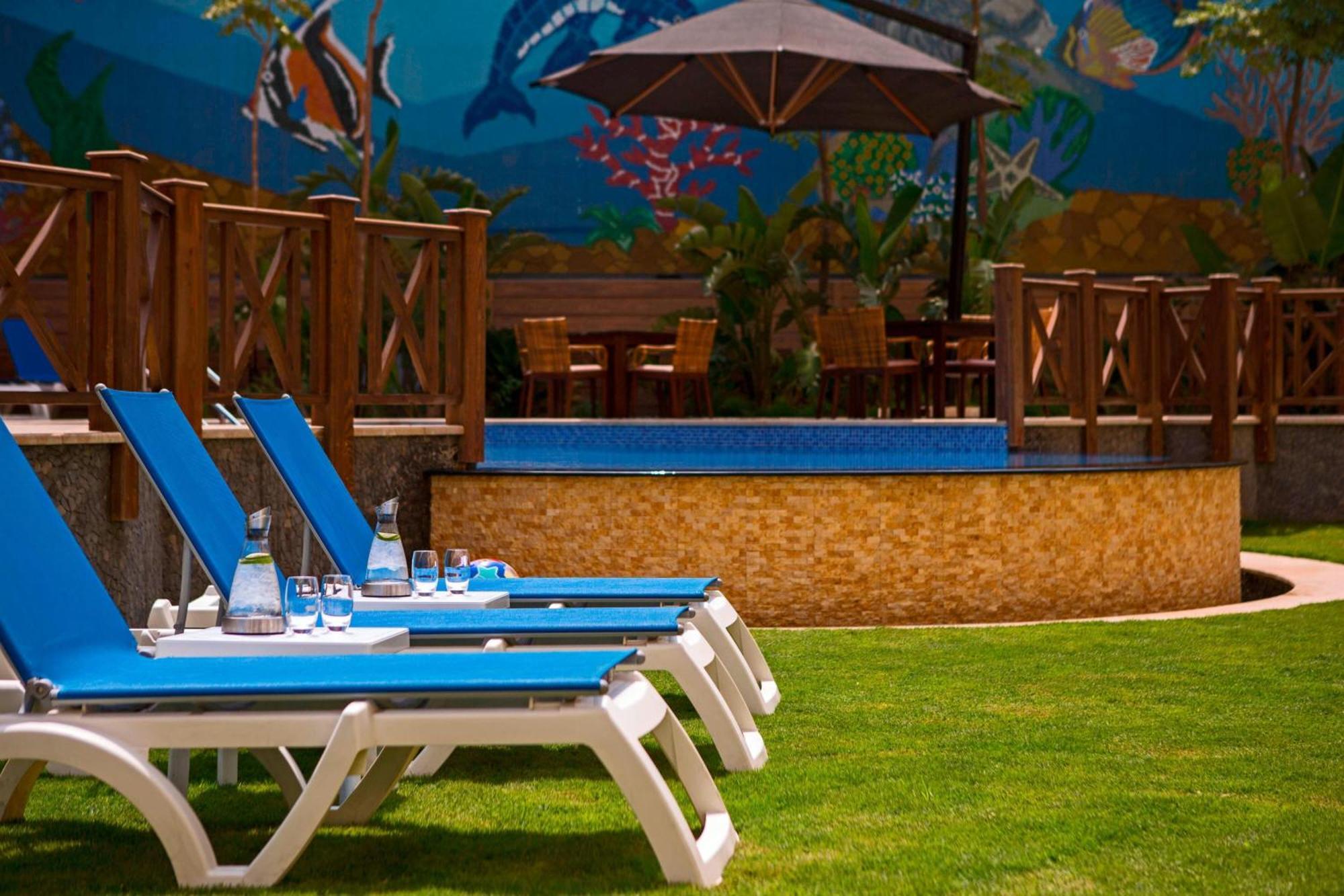 开罗幻影市万丽酒店 外观 照片 The pool at the hotel